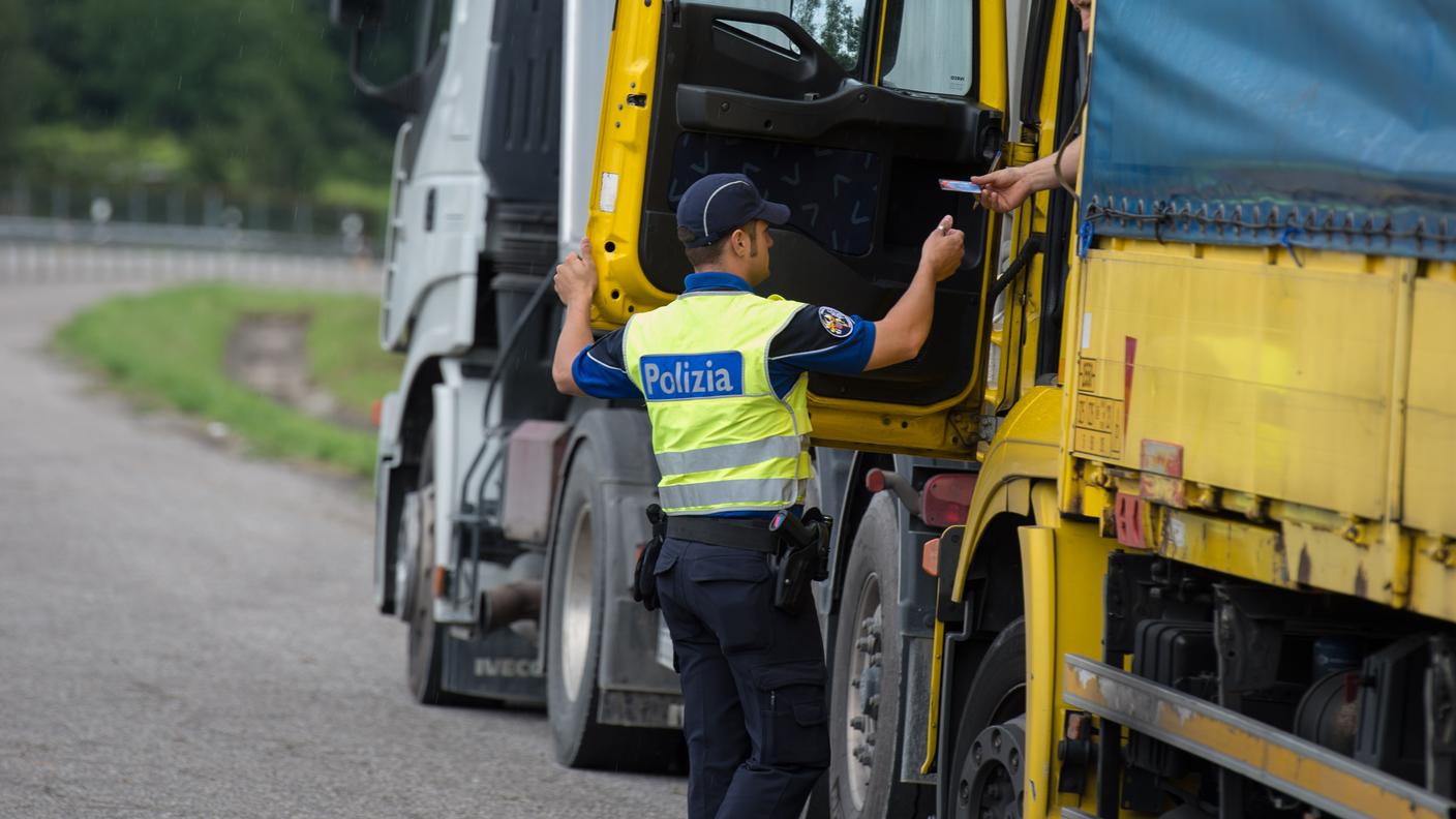 Controlli di polizia su un mezzo pesante in un'immagine d'archivio