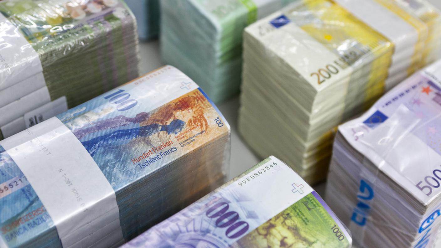Euro veri in cambio di franchi falsi
