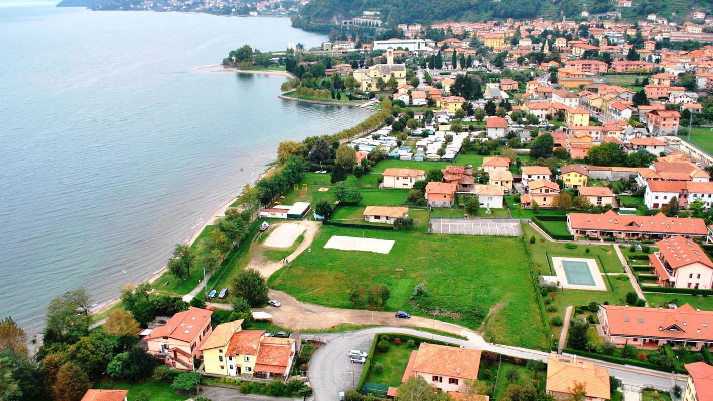 In primo piano l'area del lido di Dongo dove è previsto il complesso