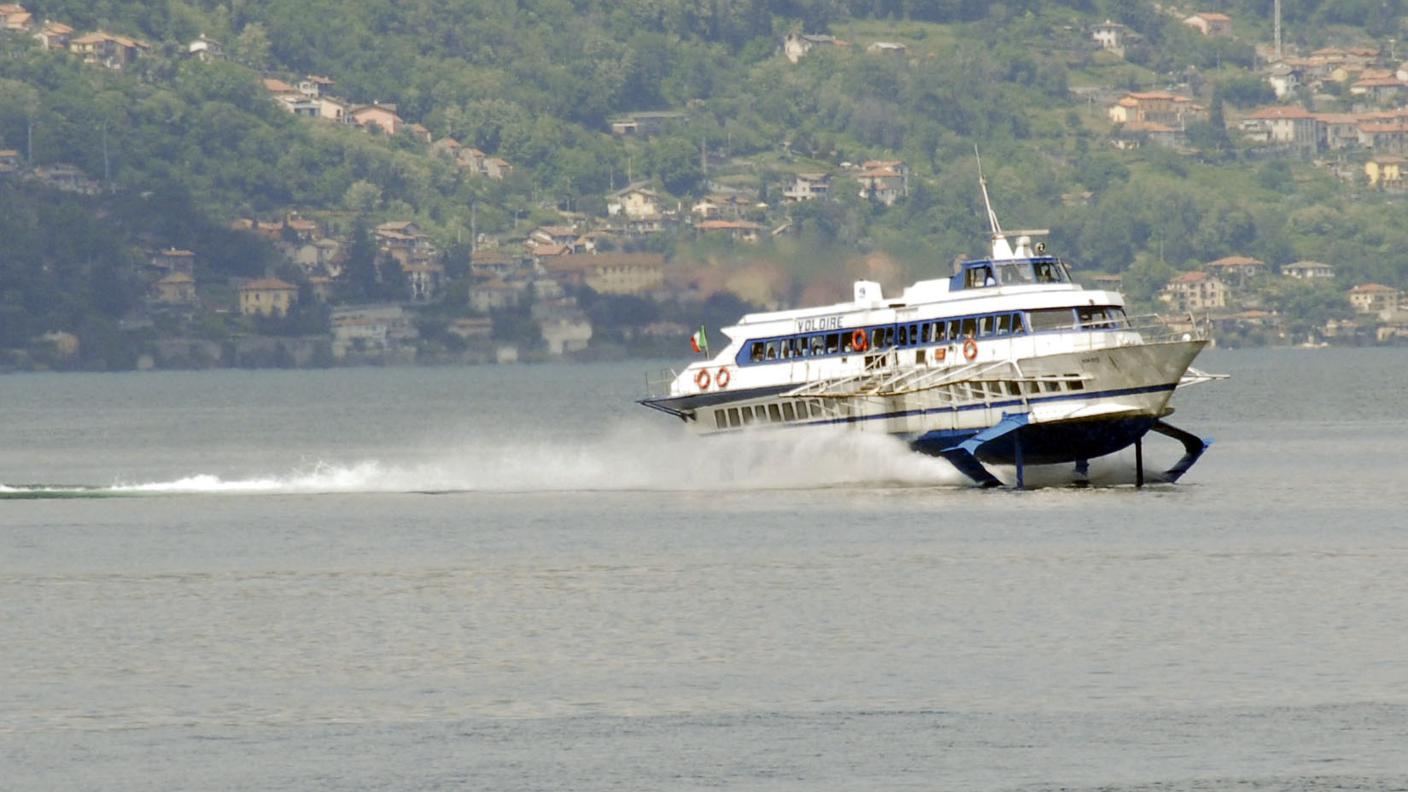 Parte il servizio di aliscafo per i frontalieri sul lago Maggiore