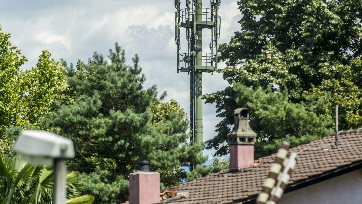 L'antenna telefonica presso il campo di calcio di Ascona