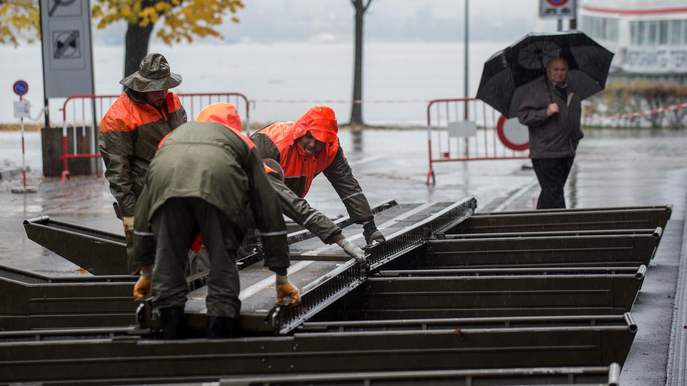 Locarno: protezione civile al Lavoro per la posa delle passerelle