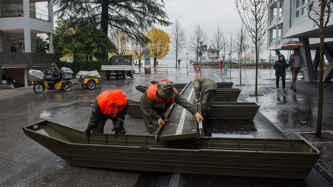 Locarno: protezione civile al Lavoro per la posa delle passerelle