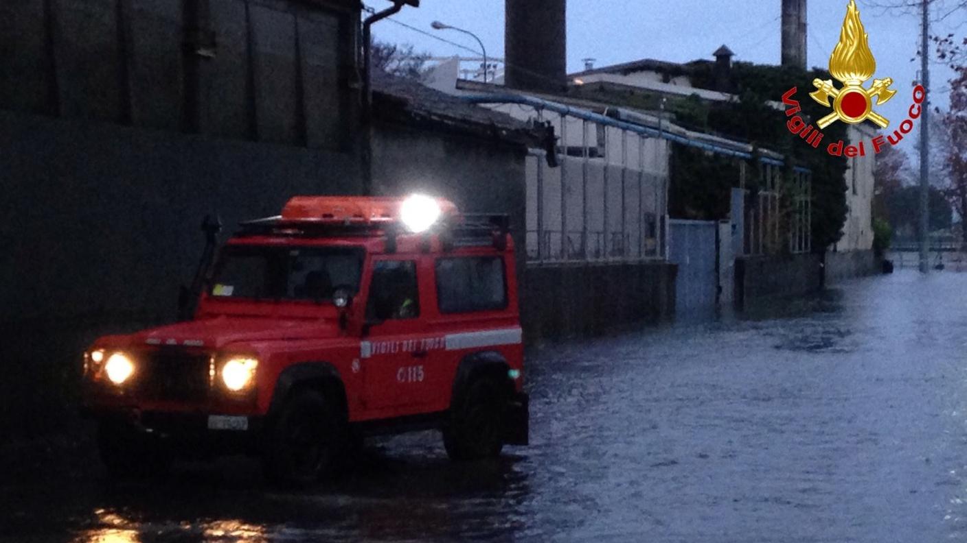 Pompieri al lavoro a Luino per l'esondazione del lago