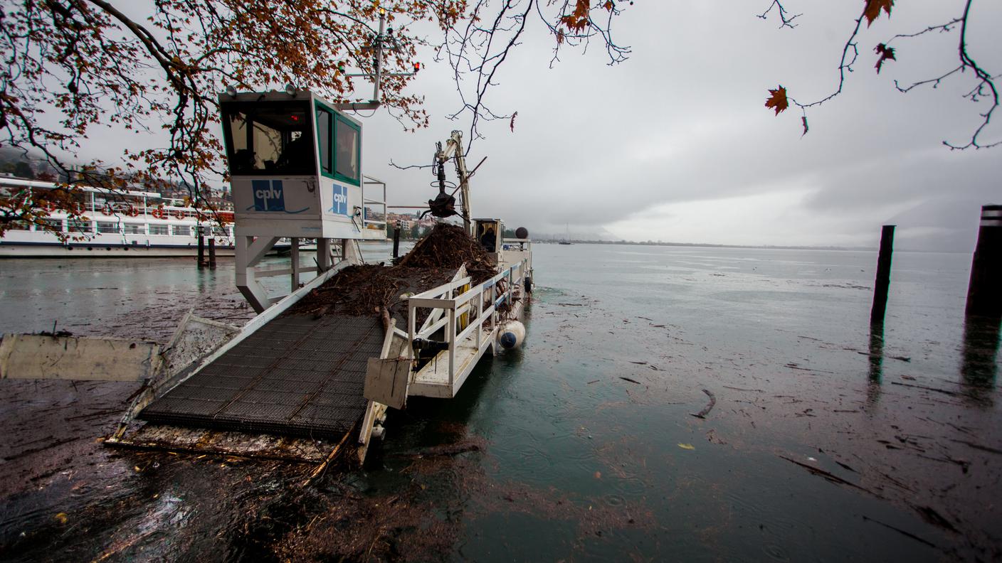 Locarno: molti i detriti portati a riva a causa del maltempo