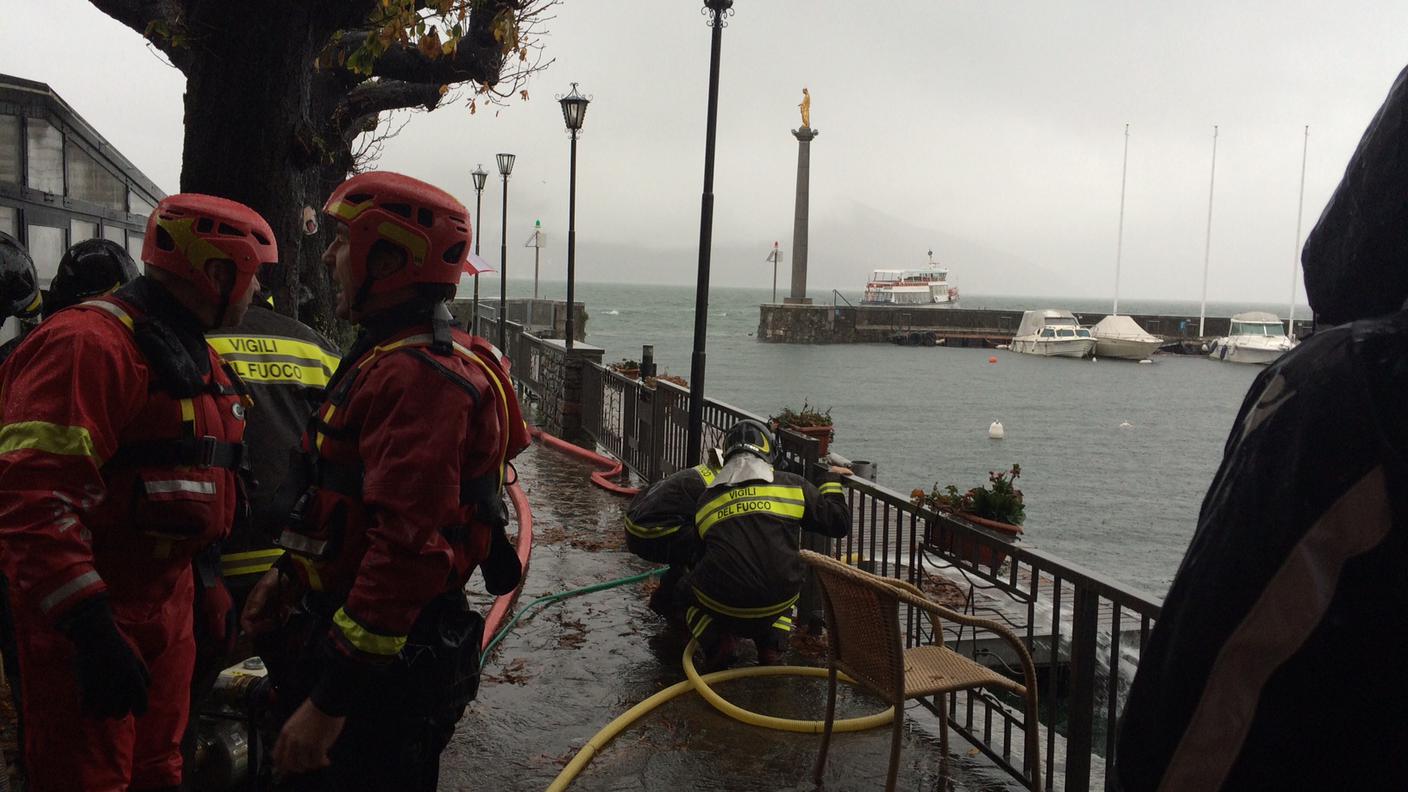 I pompieri di Luino al lavoro per liberare le cantine dall'acqua