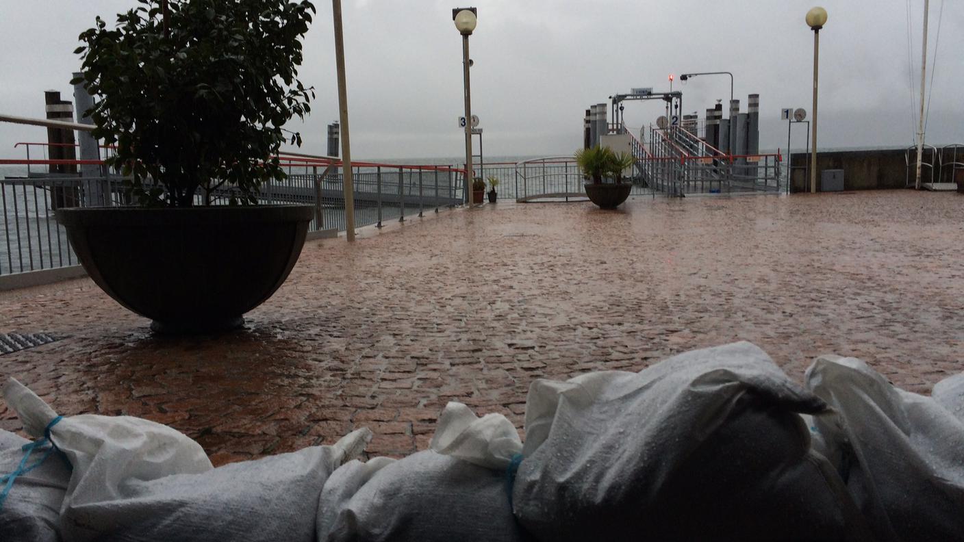Sacchi sabbia contro l'acqua che sale