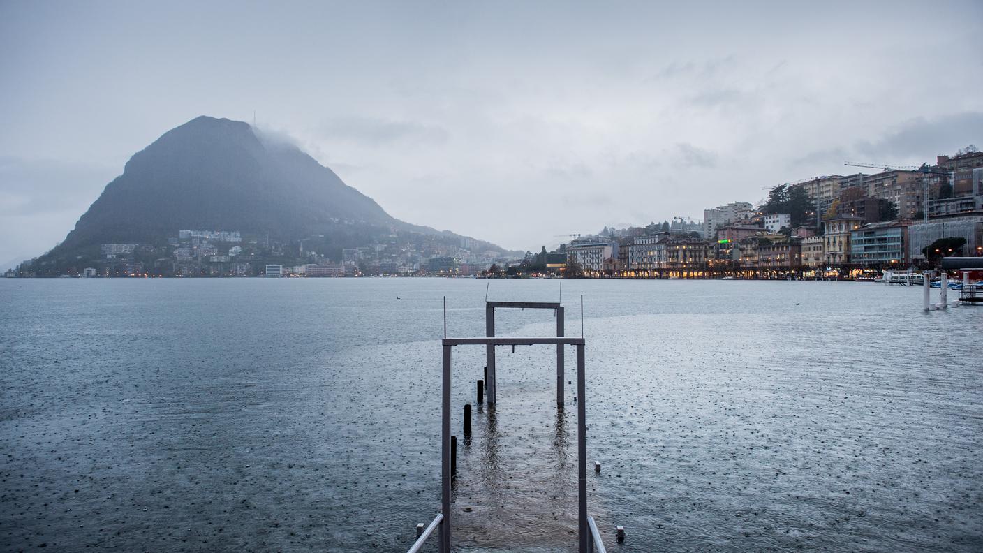 Acqua sul marciapiede del lungolago a Lugano