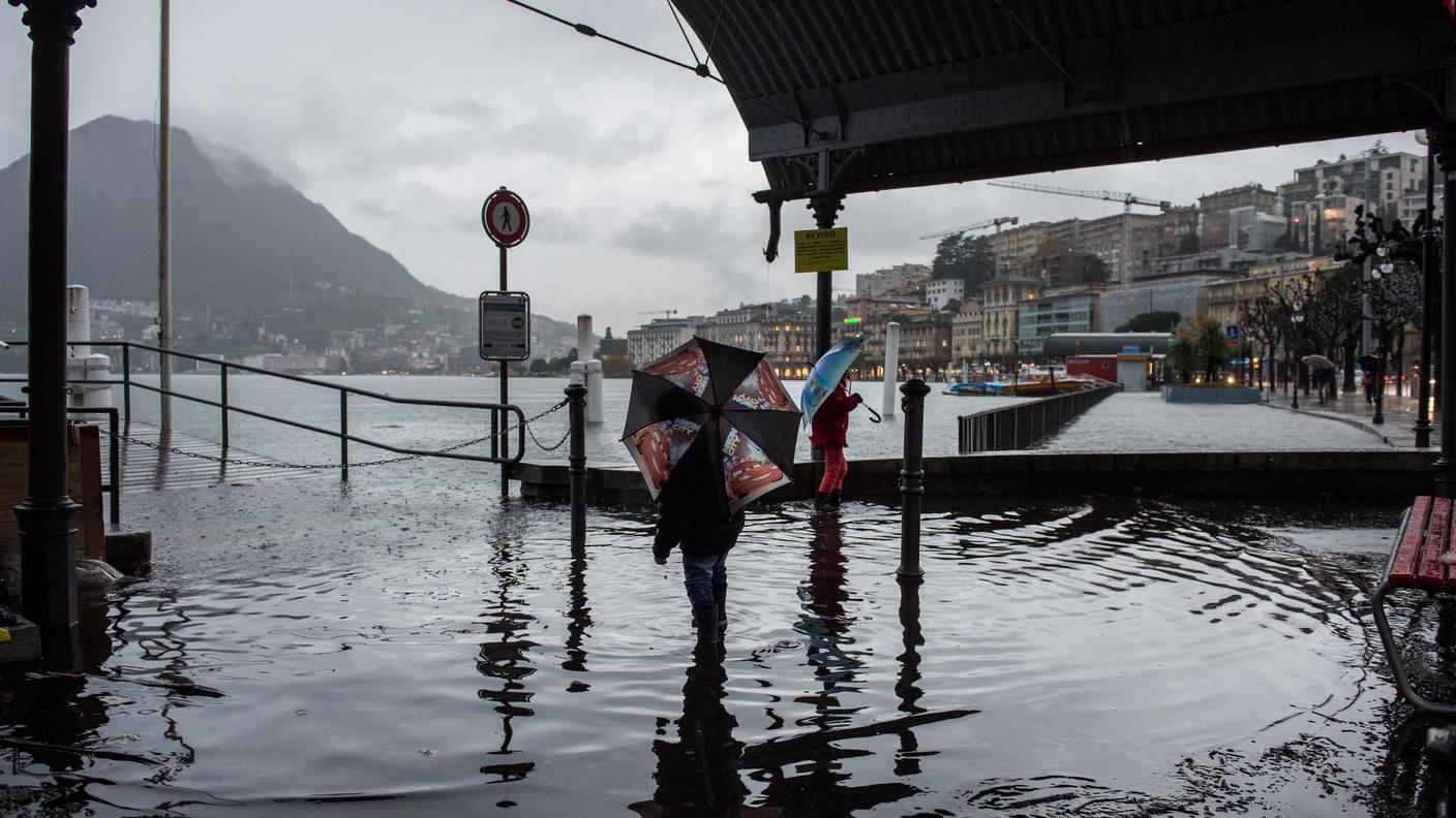 Acqua sul marciapiede del lungolago a Lugano