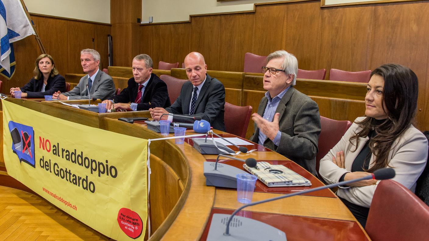 Alcuni membri del comitato presentano le loro posizioni