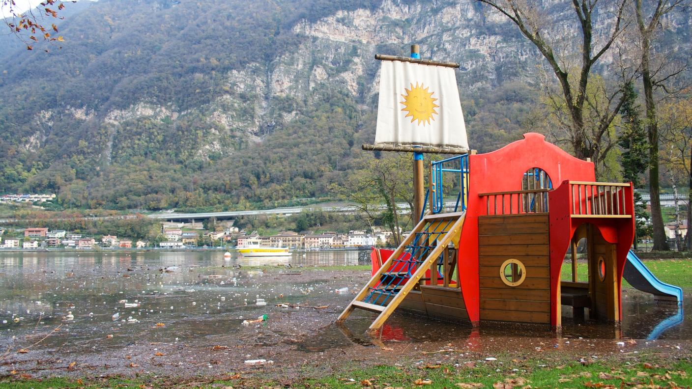 Il lido di Riva San Vitale ancora sommerso