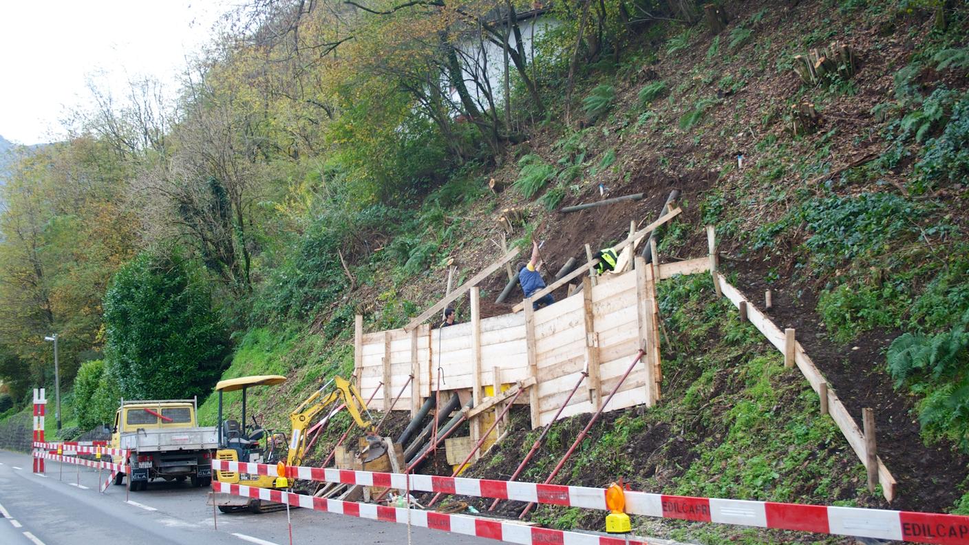 Una frana in località Poiana a Brusino