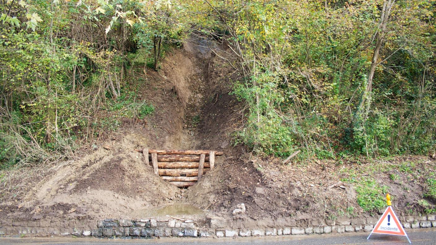 Quanto resta della frana che ha bloccato la strada a Seseglio