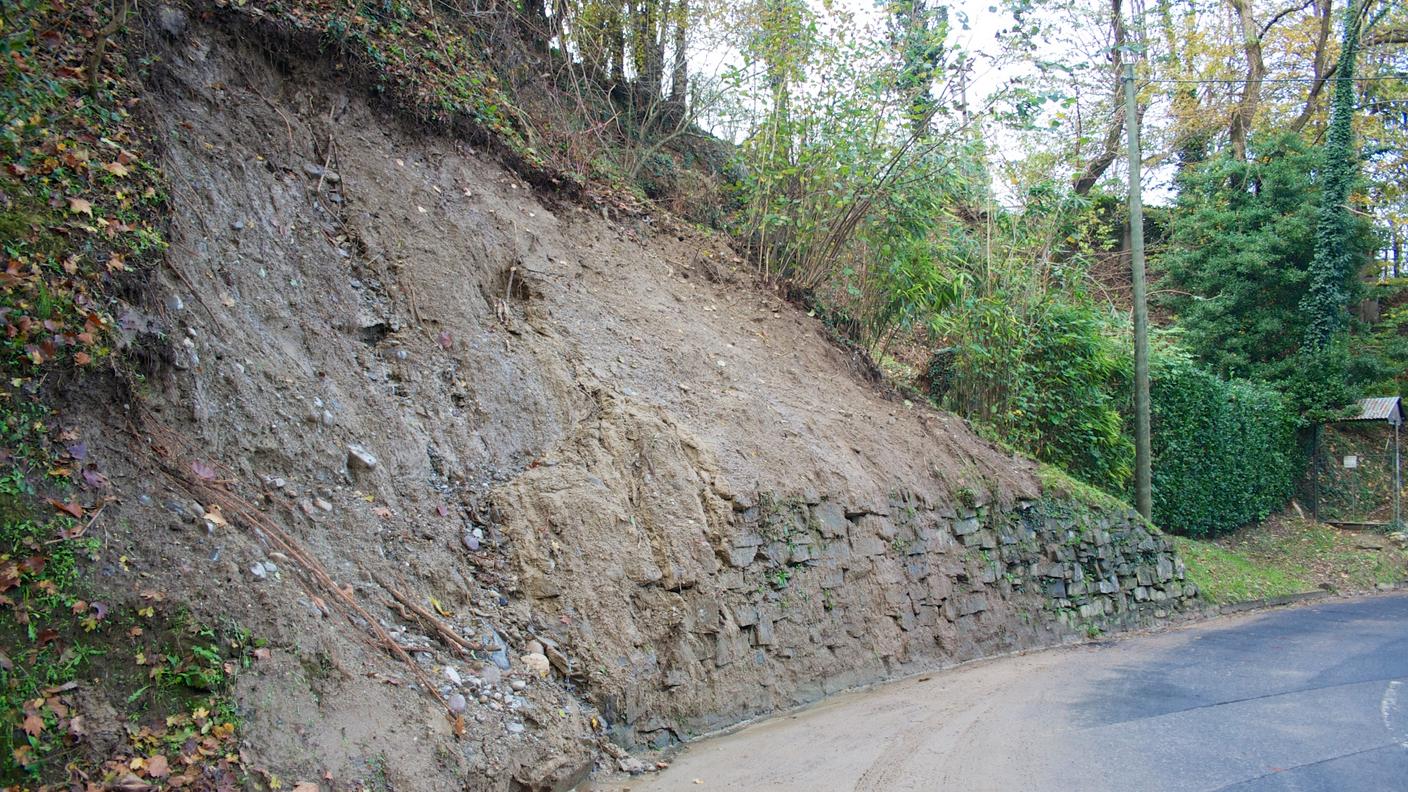 Uno smottamento sulla strada a Novazzano