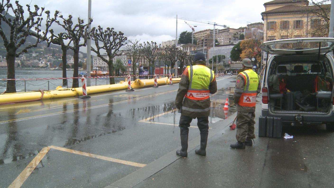 Lungolago di Lugano presidiato dalla Protezione civile