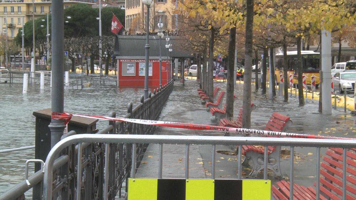 Il lago lambisce la strada
