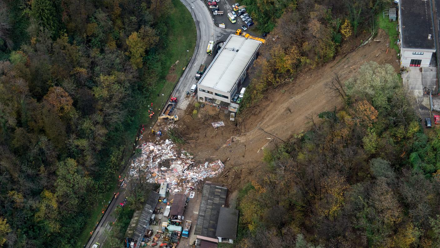 Una veduta dall'alto della zona di Davesco devastata dalla frana