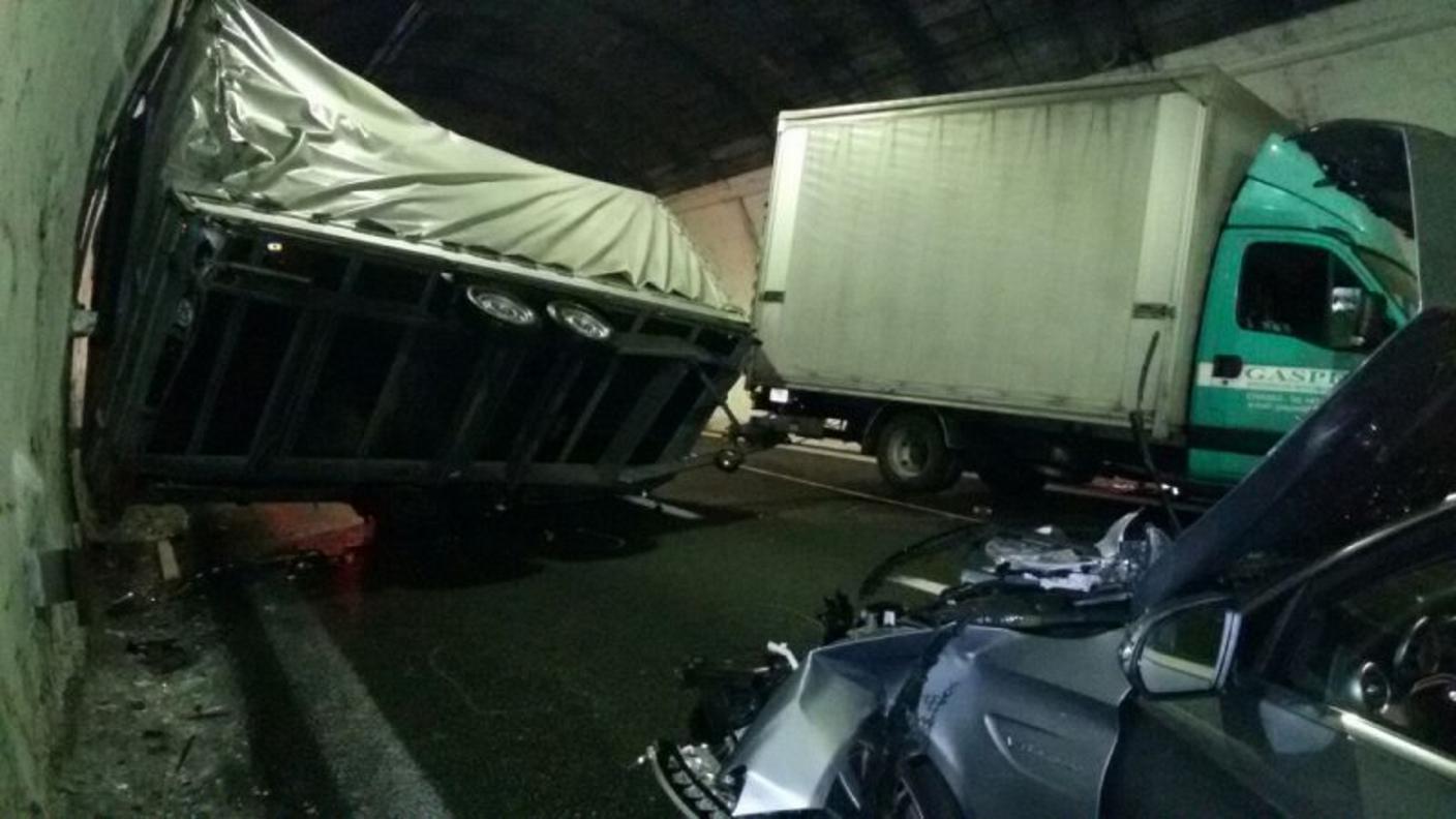 Rovesciandosi il rimorchio ha bloccato l'A9