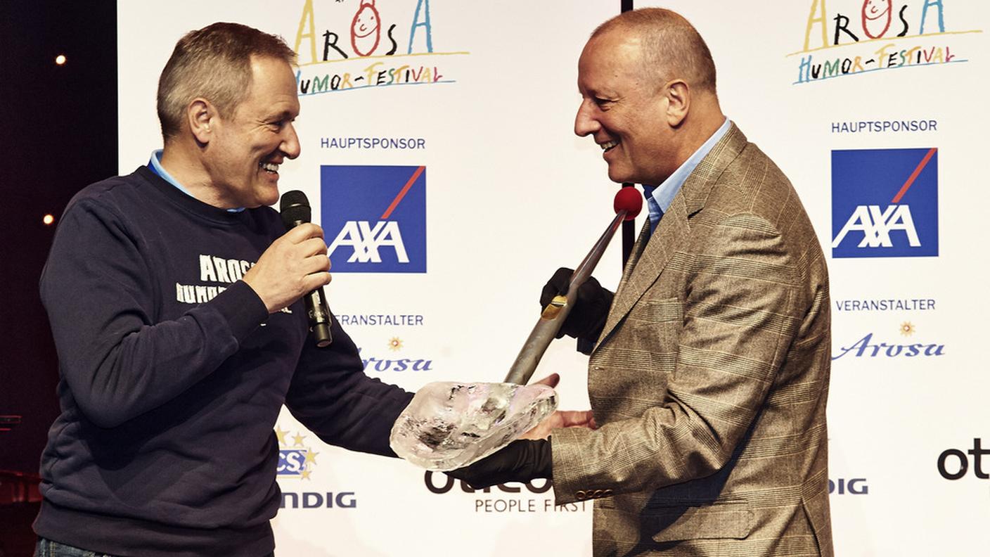 La consegna dello spiritoso trofeo