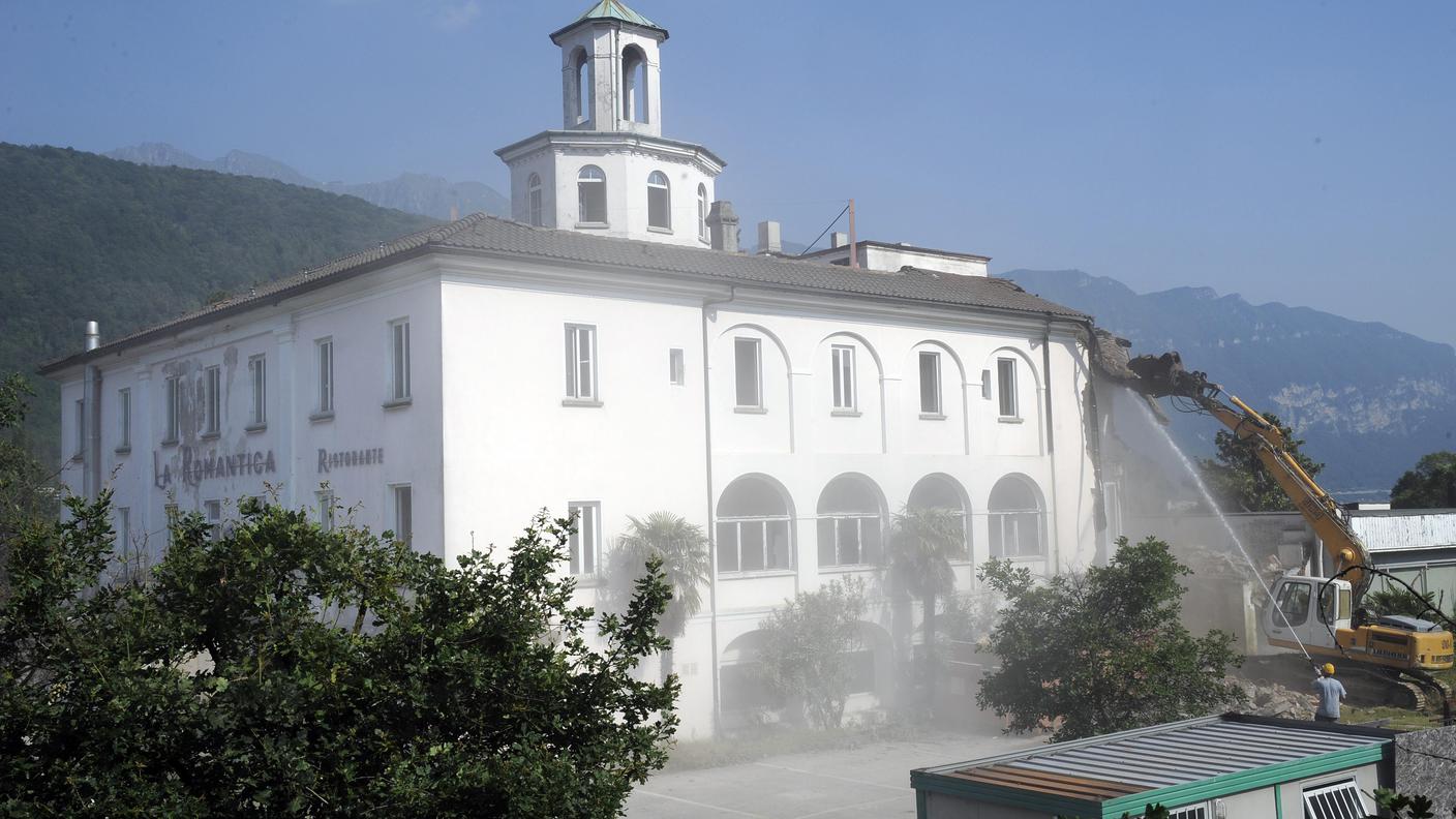 Molti gli edifici storici finora abbattuti. Nella foto la distruzione della Romantica a Melide.