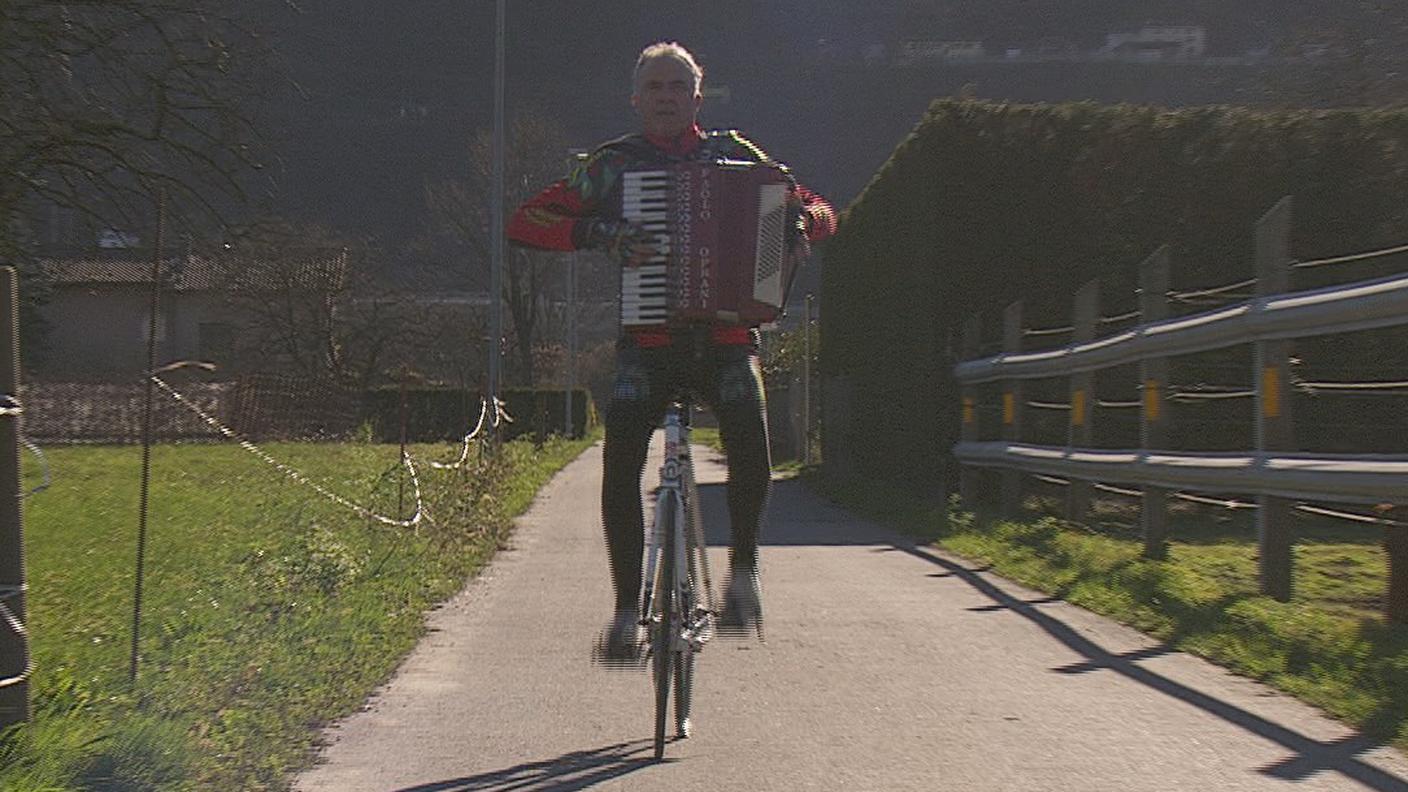In bici senza manubrio o senza freni si può fare di tutto... o quasi