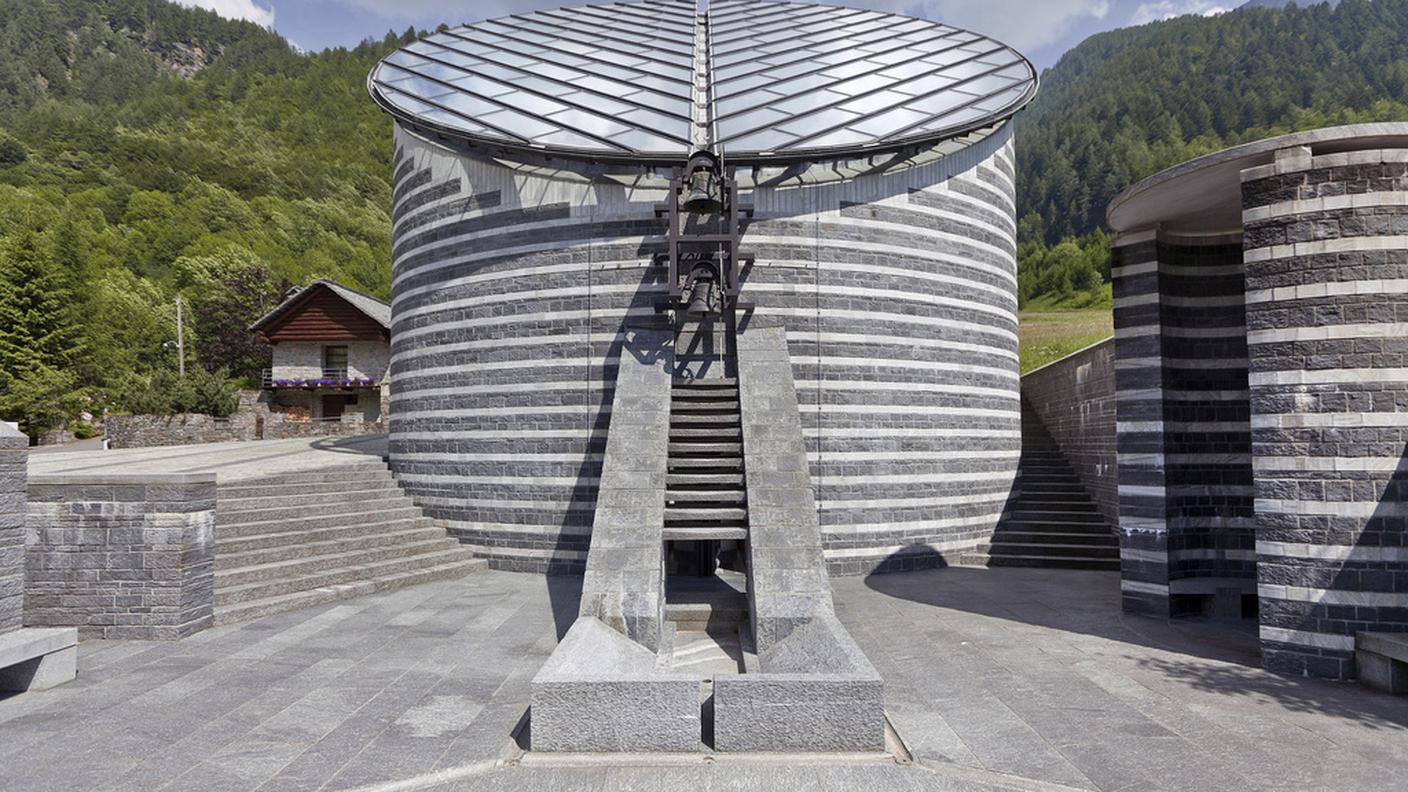 La chiesa di Mogno, in Lavizzara, ideata da Botta a fine anni '80