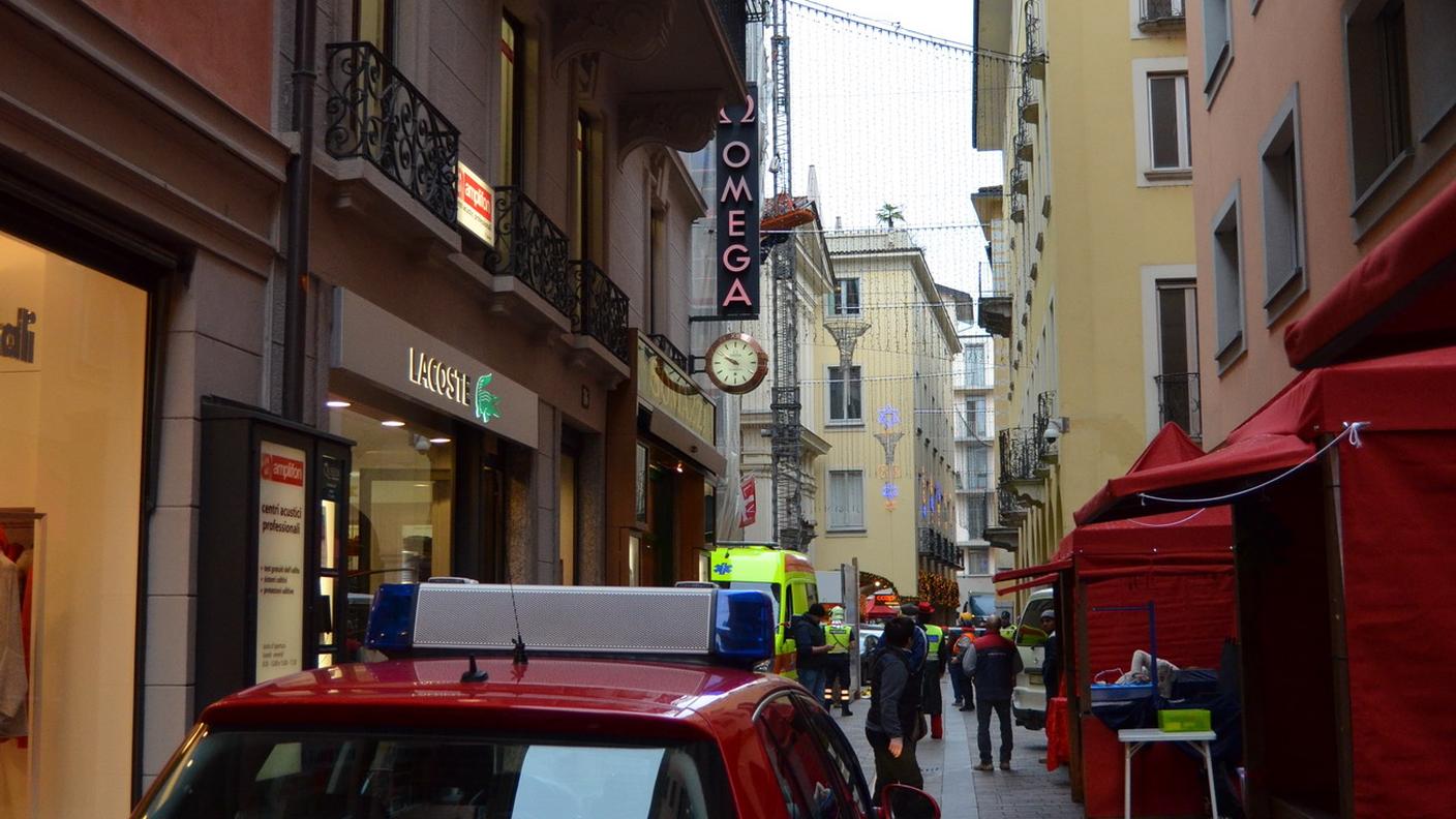 Il ferito è stato portato a terra con la gru di cantiere