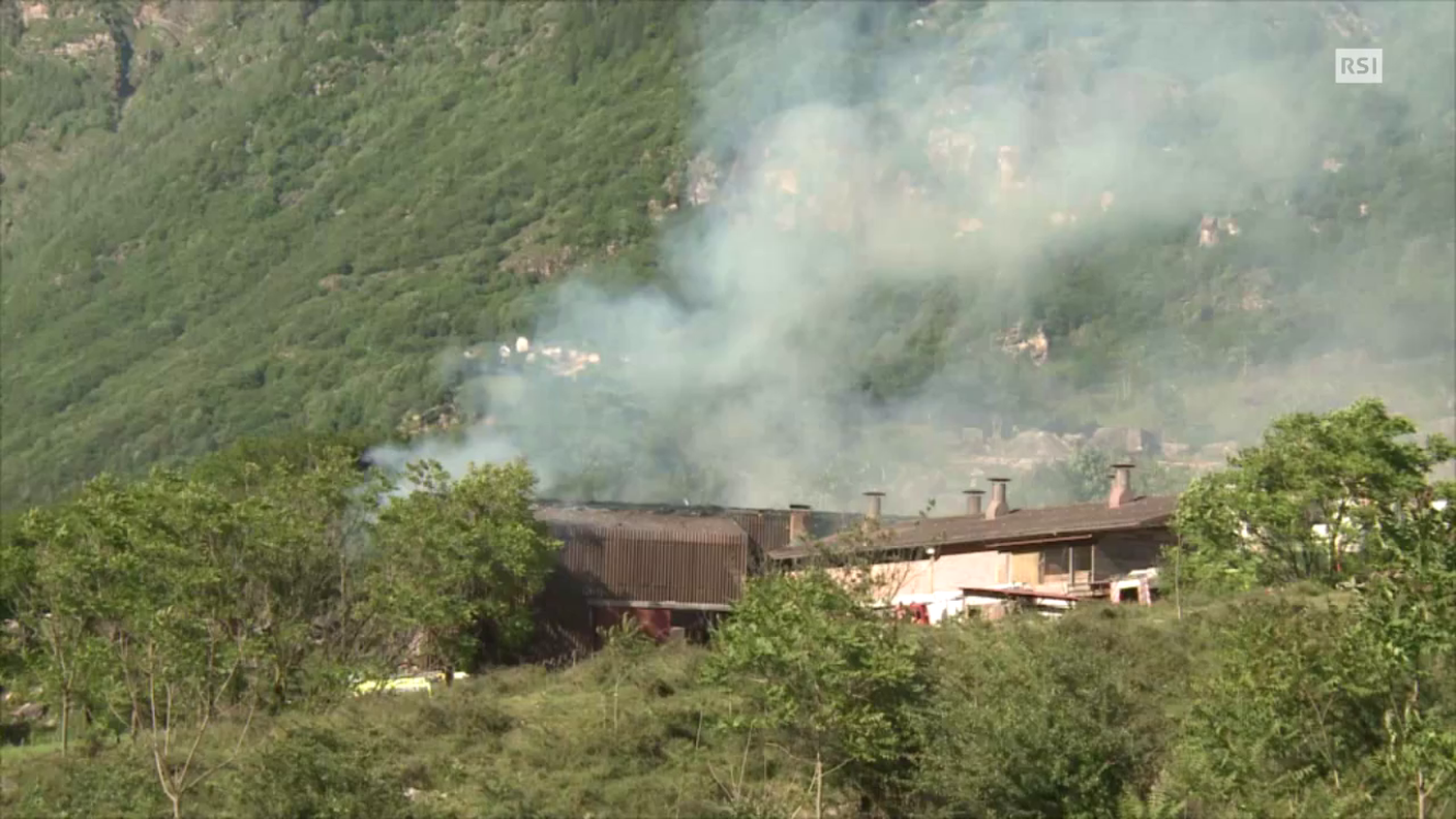 Brucia una stalla a Biasca: l'intervento di pompieri e elicottero per domare le fiamme - RescueMedia