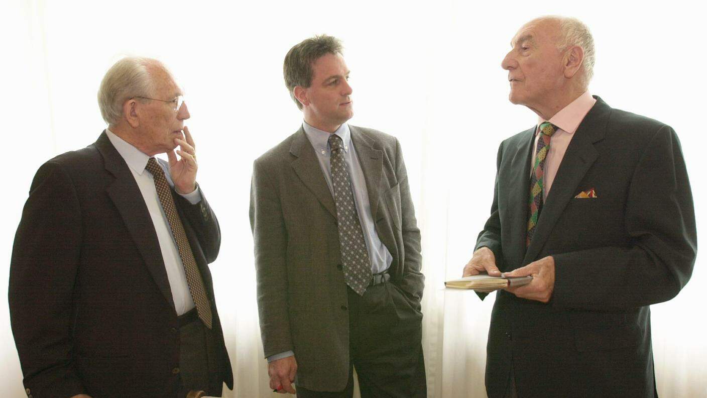 Ugo Fasolis (a destra) insieme a Silvano Chiesa (s) e Franco Lurà (c) durante la presentazione di un libro di poesie dialettali, a Mendrisio nel 2001