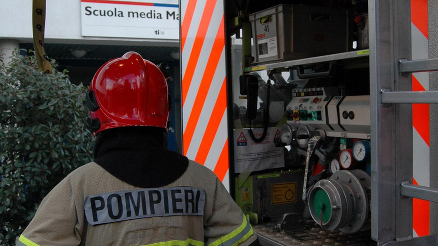 I pompieri davanti all'istituto scolastico