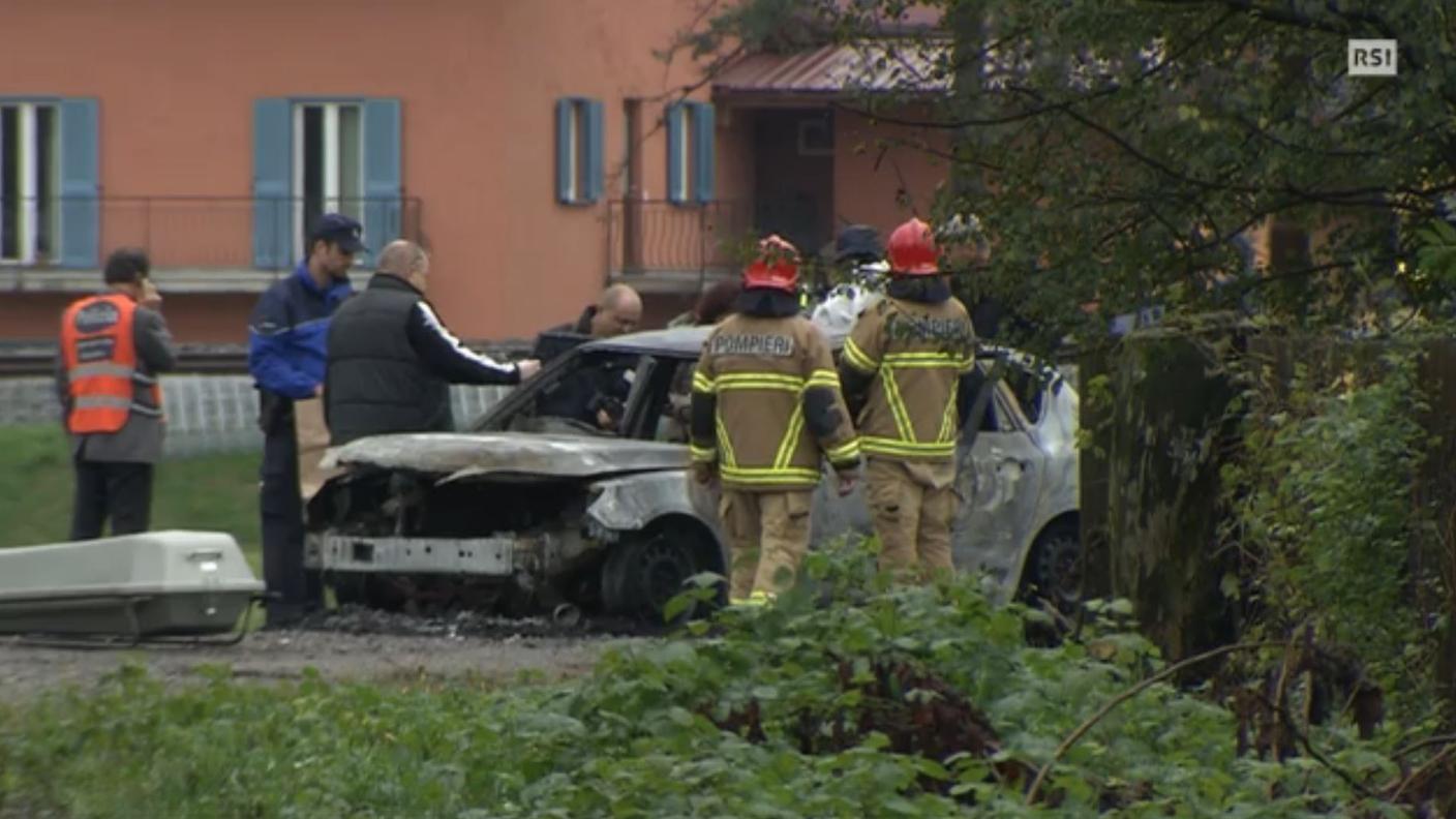 Pompieri e inquirenti attorno al veicolo lo scorso 6 novembre a Stabio