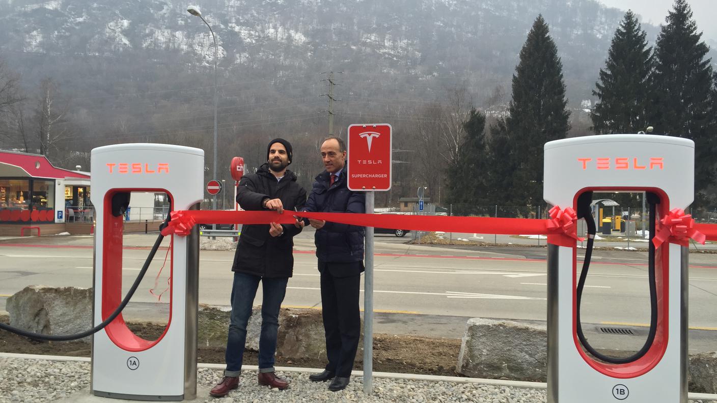 Bottoni (Tesla) e Cattaneo (City Carburoil) aprono il Supercharger a Rivera