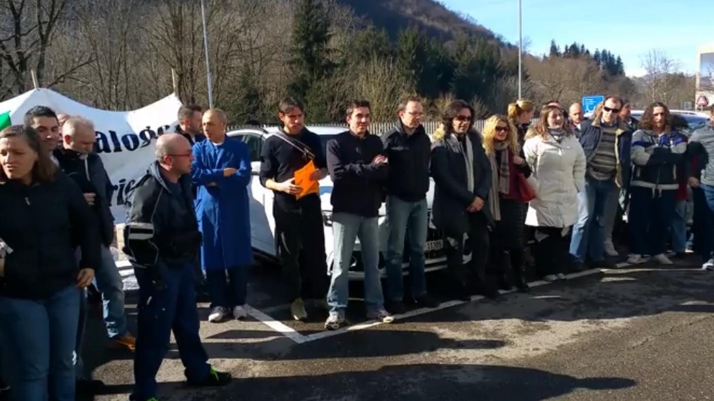 I dipendenti riuniti all'esterno della ditta