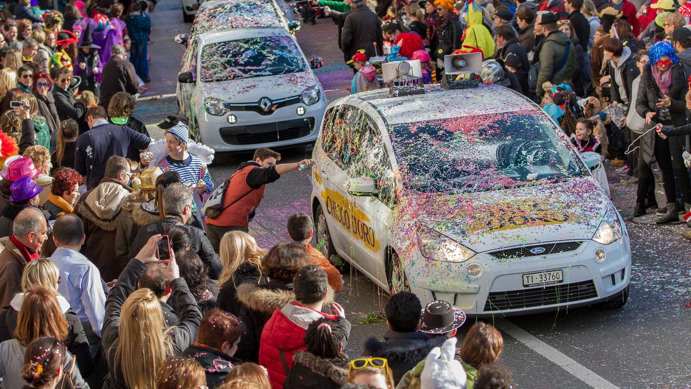Le auto d'apertura del corteo non sono state risparmiate da coriandoli e stelle filanti