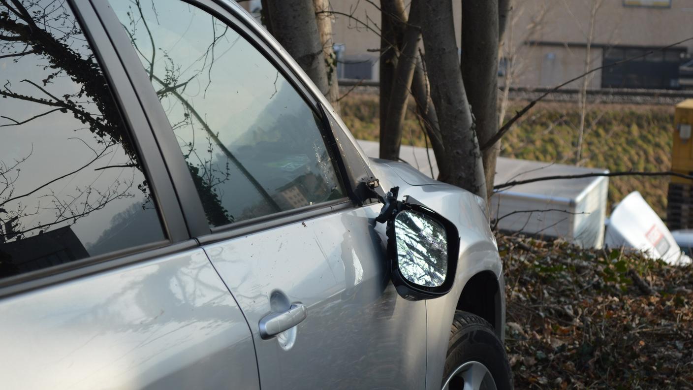 Specchietti e vetri vandalizzati