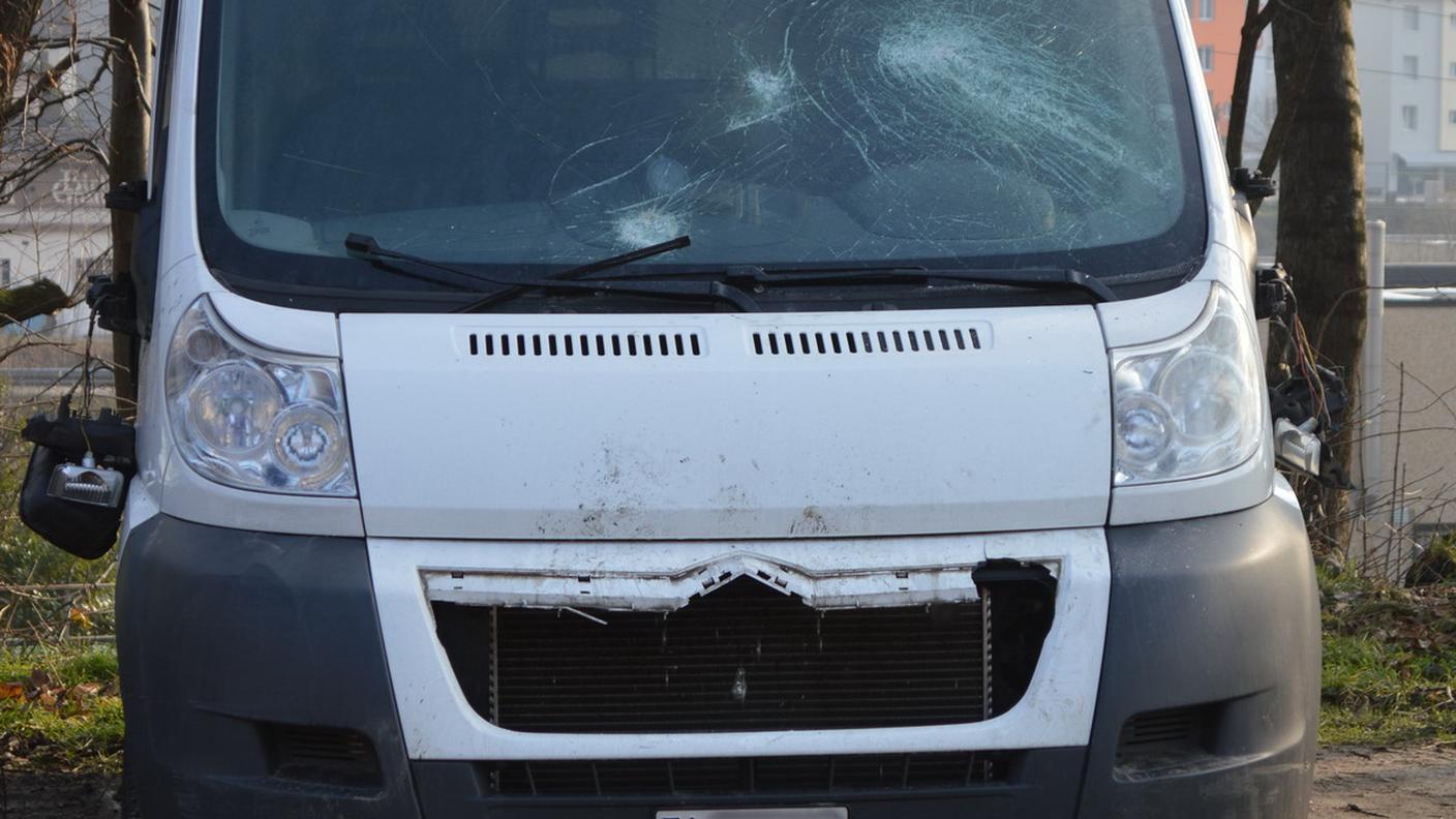 Specchietti e vetri vandalizzati