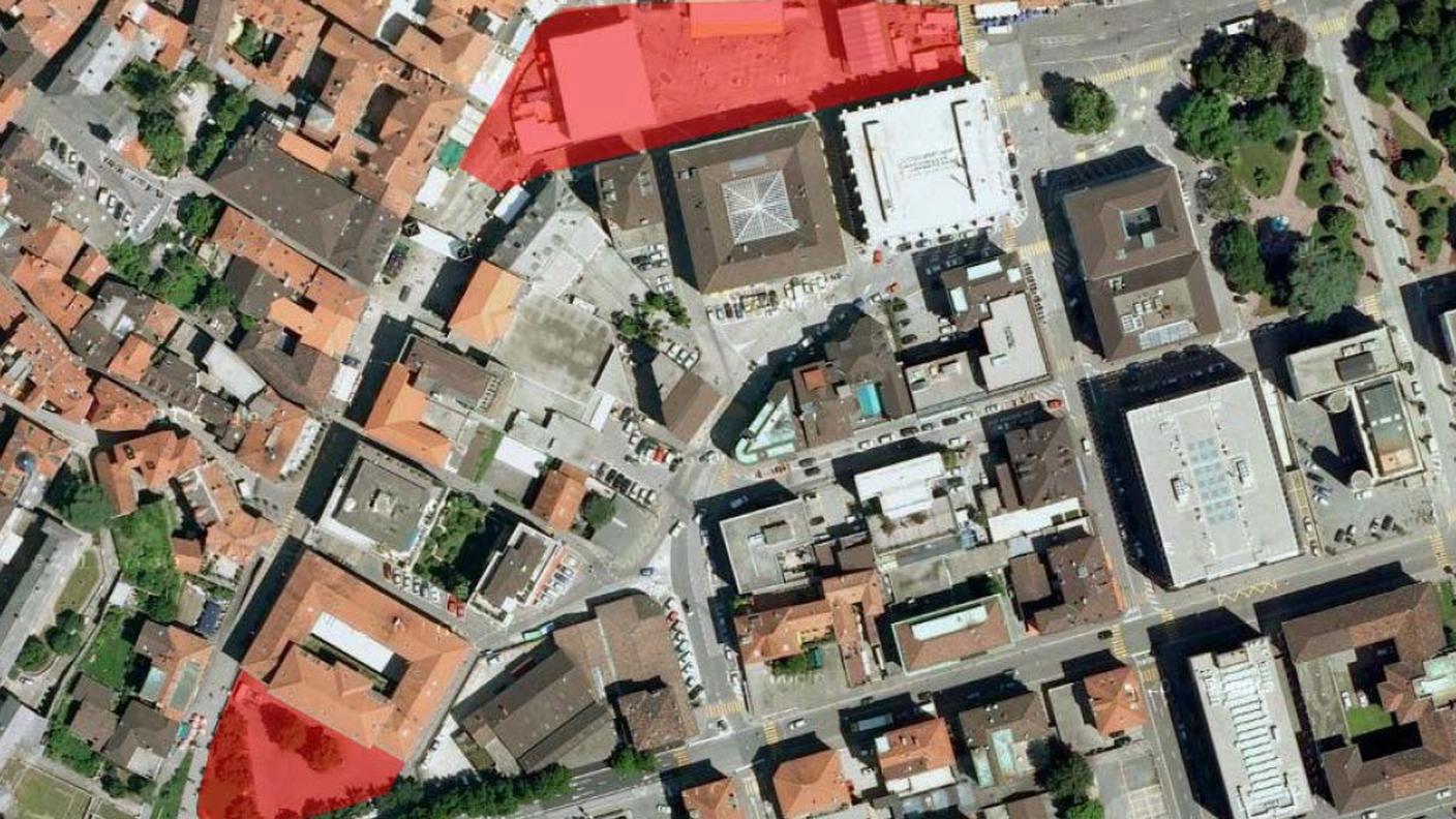 In rosso Piazza Grande la piazzetta davanti alle ex Scuole che sarà mantenuta
