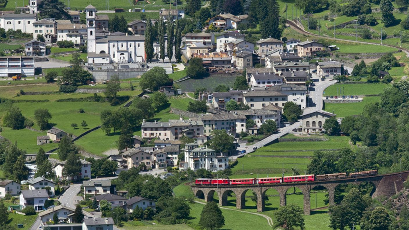 Un convoglio della linea del Bernina in transito a Brusio