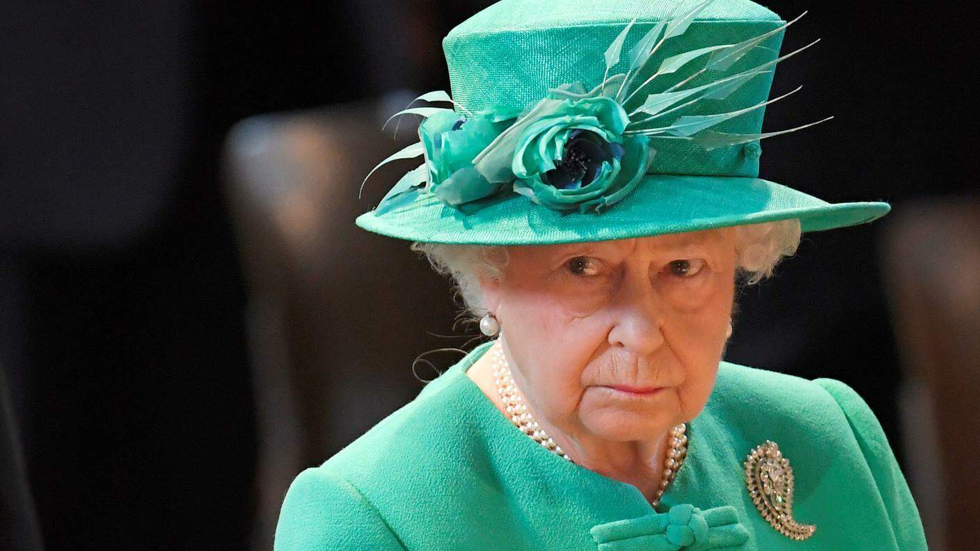 Il volto della regina Elisabetta II conferma l'aria di tempesta tra i Windsor