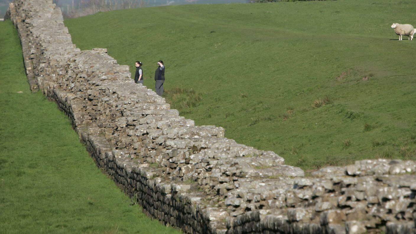 Turisti vicini al Vallo di Adriano, al confine tra Scozia e Inghilterra