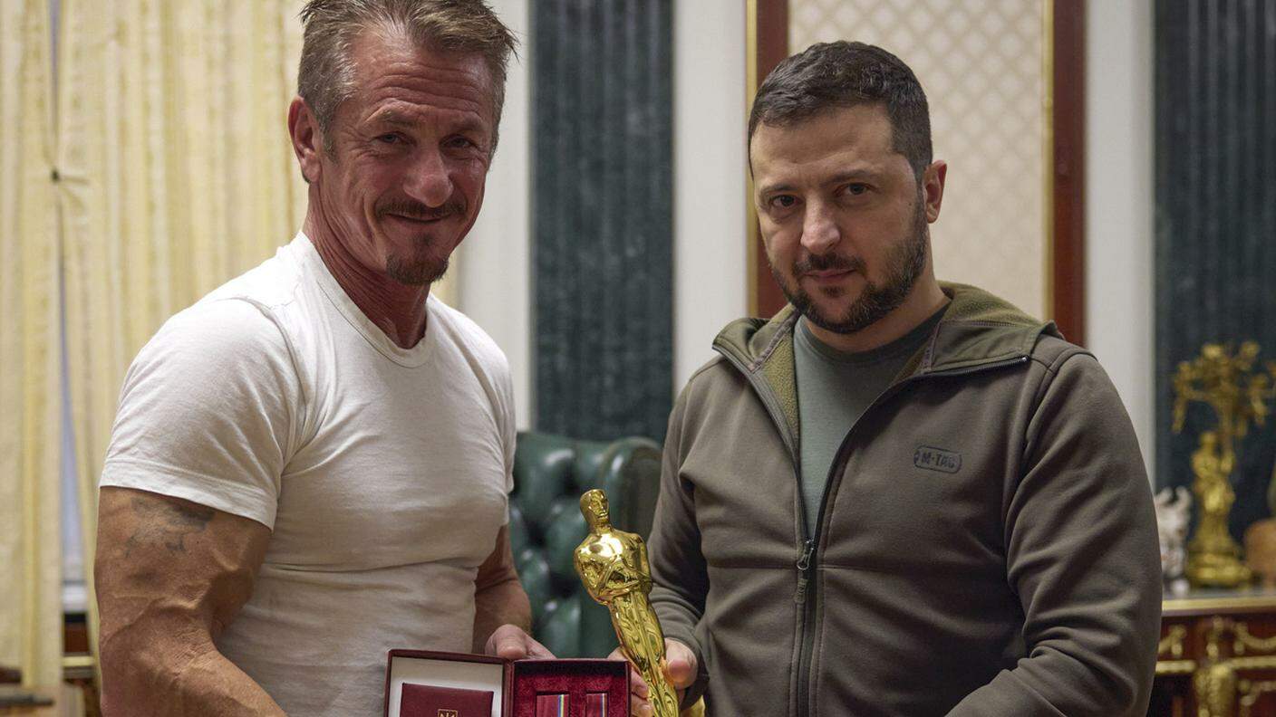 Sean Penn e Volodymyr Zelensky dopo lo scambio di omaggi, tra cui un Oscar