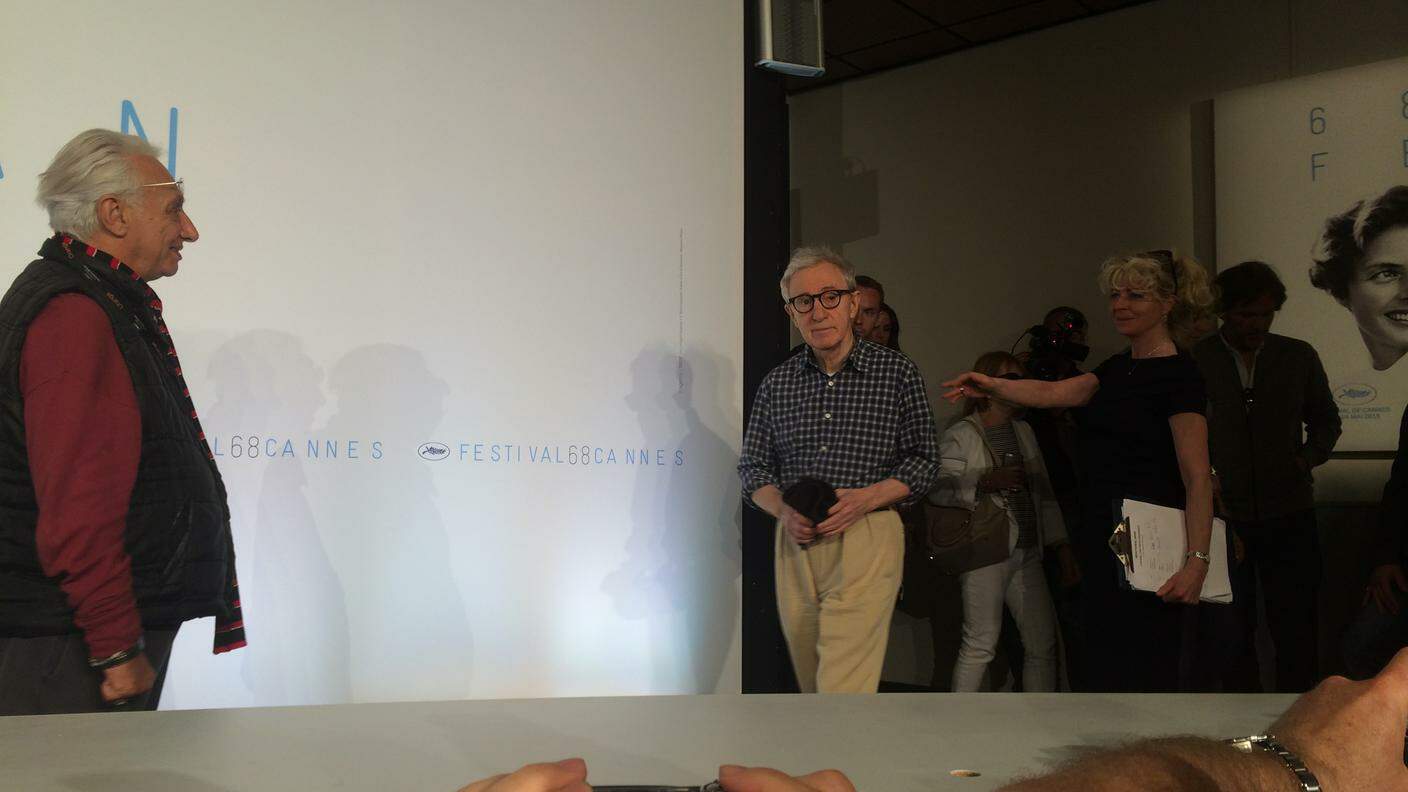 Woody Allen entra in conferenza stampa