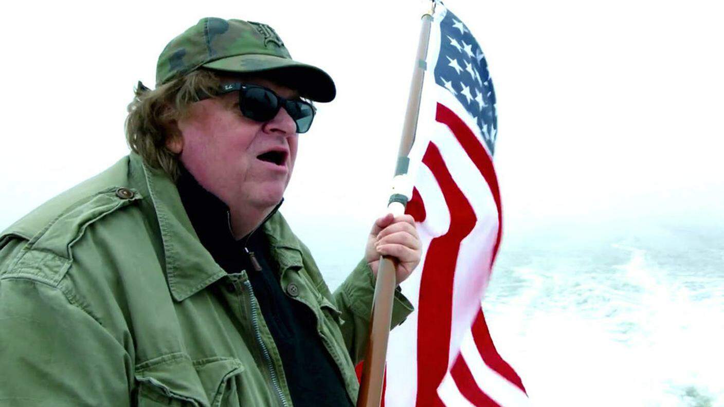 Michael Moore in un'immagine emblematica del suo nuovo film