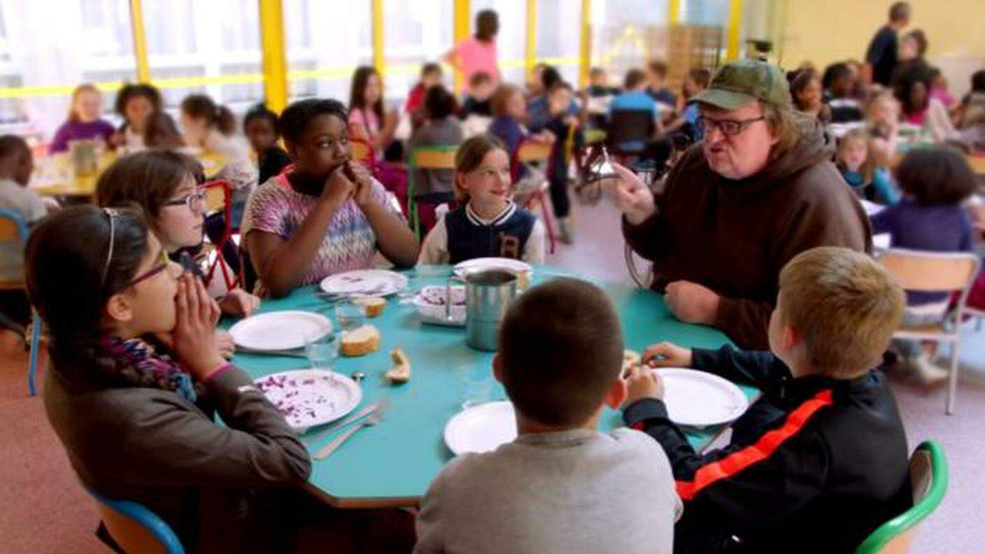 Moore mangia con i ragazzi in un refettorio scolastico francese 