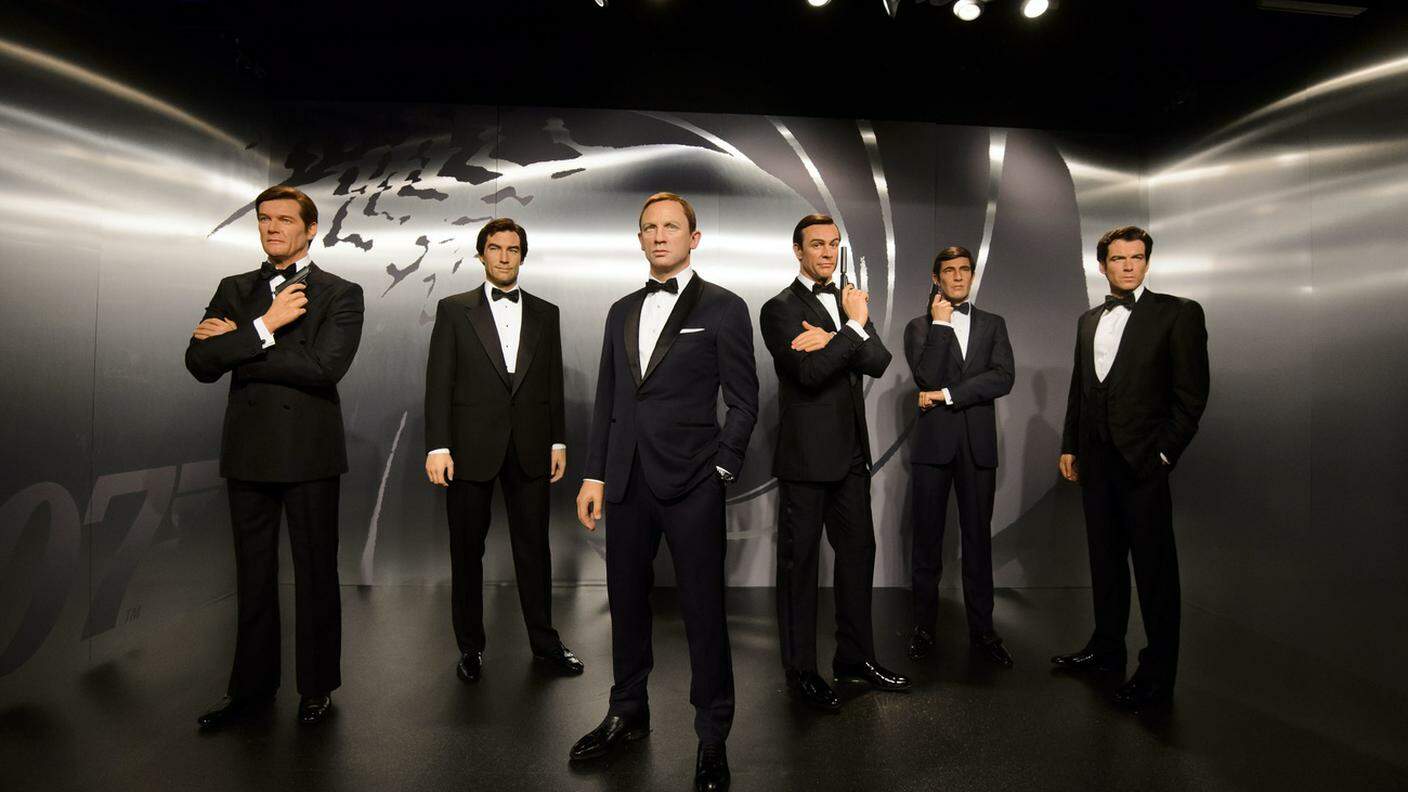 Tutti gli interpreti di 007 immortalati al museo delle cere di Madame Tussaud a Londra: da sinistra a destra, e non in ordine cronologico, Roger Moore, Timothy Dalton, Daniel Craig, Sean Connery, George Lazenby e Pierce Brosnan