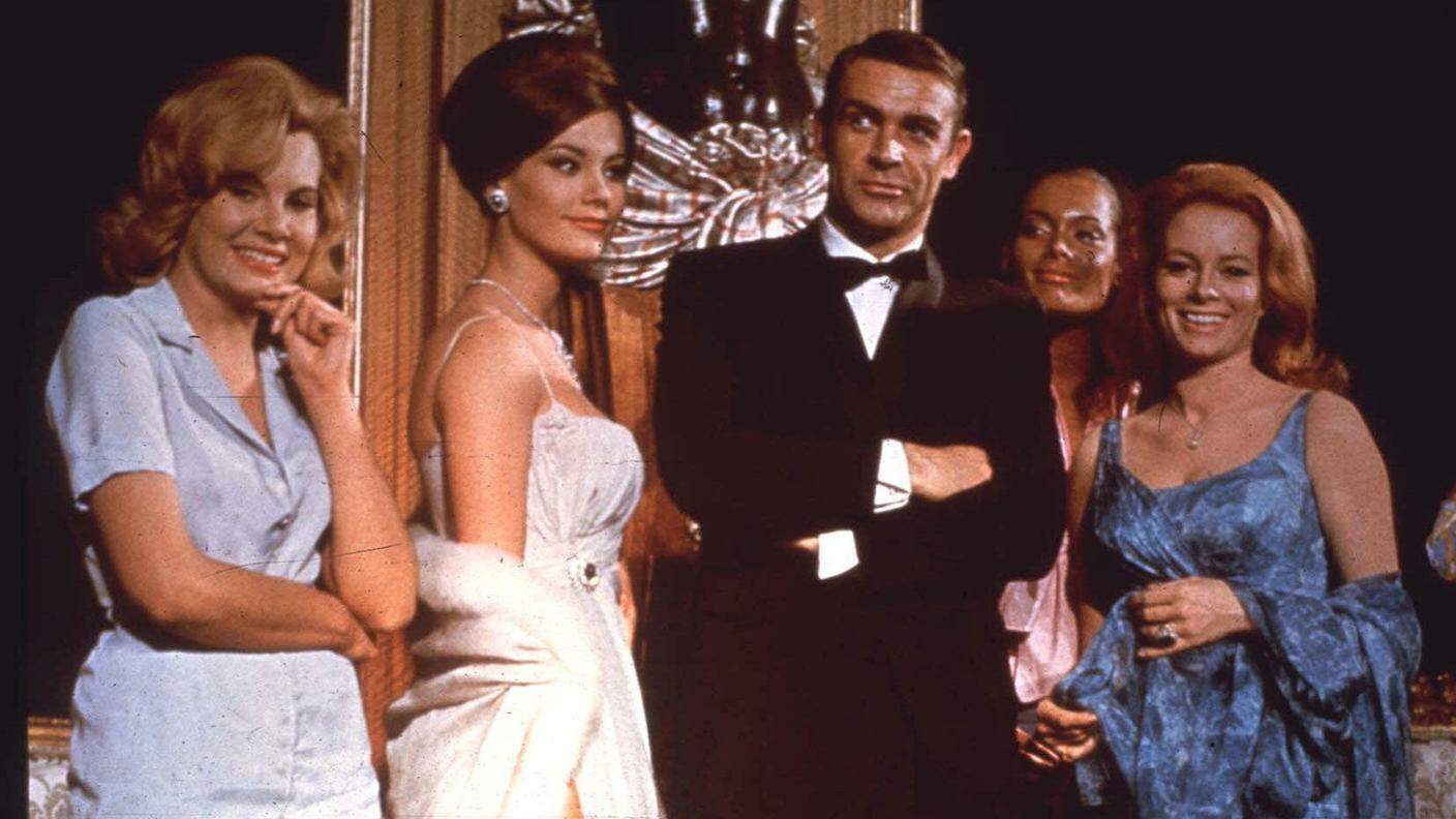 Beato fra le Bond-girls di turno: Sean Connery, qui attorniato da Molly Peters, Claudine Auger, Martine Beswick e Luciana Paluzzi, sul set di "Operazione tuono", campione d'incassi nel 1966