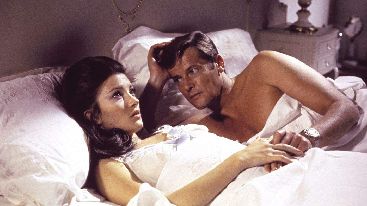 Il debutto di Roger Moore nel ruolo di 007: "Vivi e lascia morire", girato nel 1973, con Jane Seymour alla sua prima apparizione di rilievo sul grande schermo