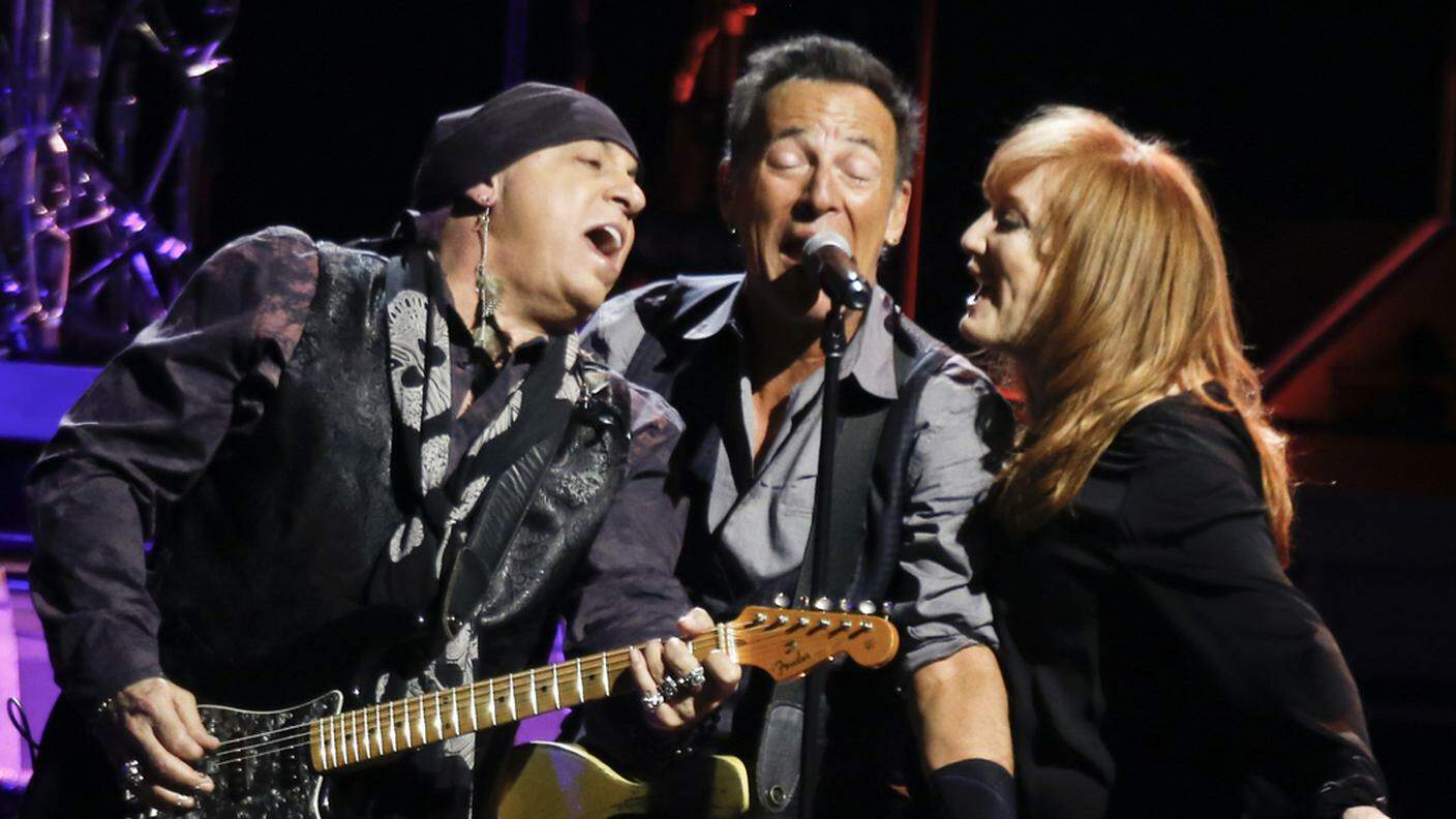 Bruce Springsteen, al centro, con Patti Scialfa (destra) e Stevie Van Zandt