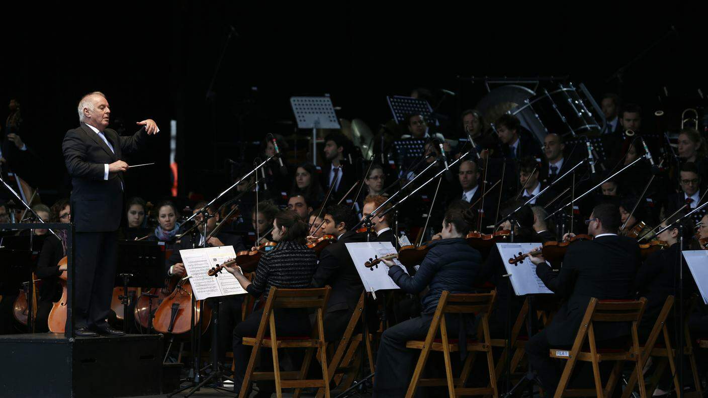 Barenboim sul podio dirige la Western-Eastern Divan Orchestra