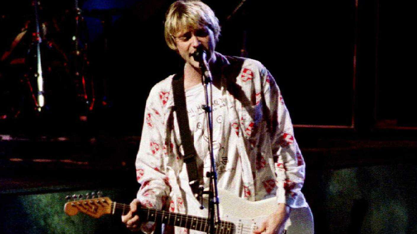 Kurt Cobain in azione sul palco a Los Angeles, nel 1992